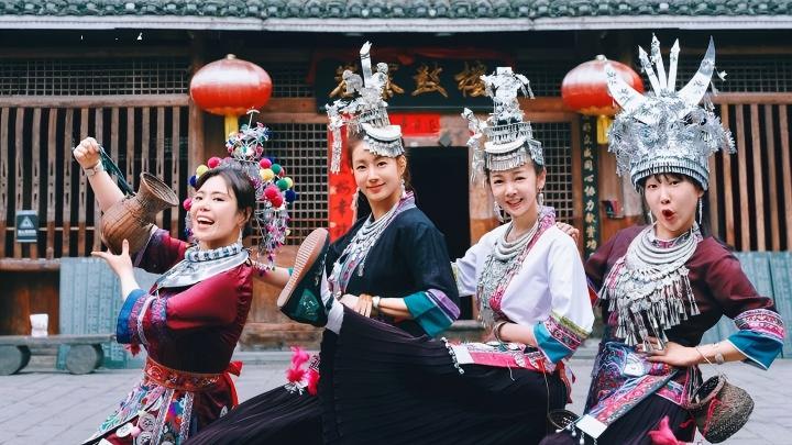 宋雨琦、章昊担任新韩综固定MC