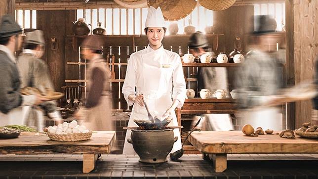 林允儿、李彩玟主演《暴君的主厨》首版海报公开